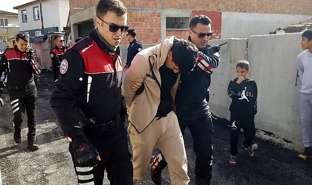 Kaçak Göçmenlerden Uyuşturucu ve Tabanca, Şoförden Sahte Basın Kartı Çıktı
